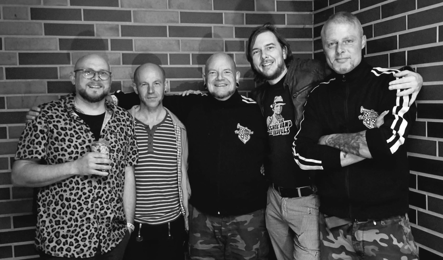 Bandfoto von Vietsmorgen vor einer Backsteinwand